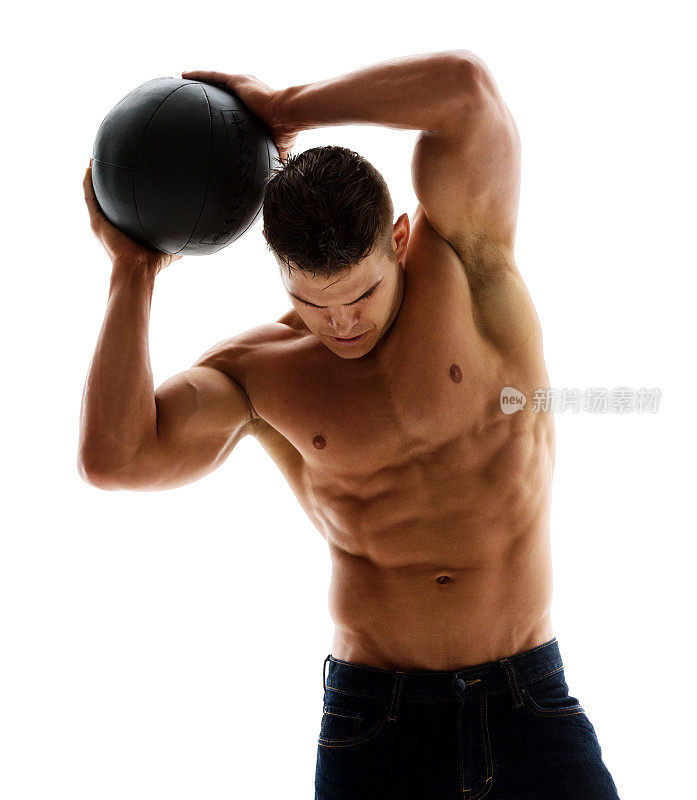 赤裸上身的肌肉男拿着实心球