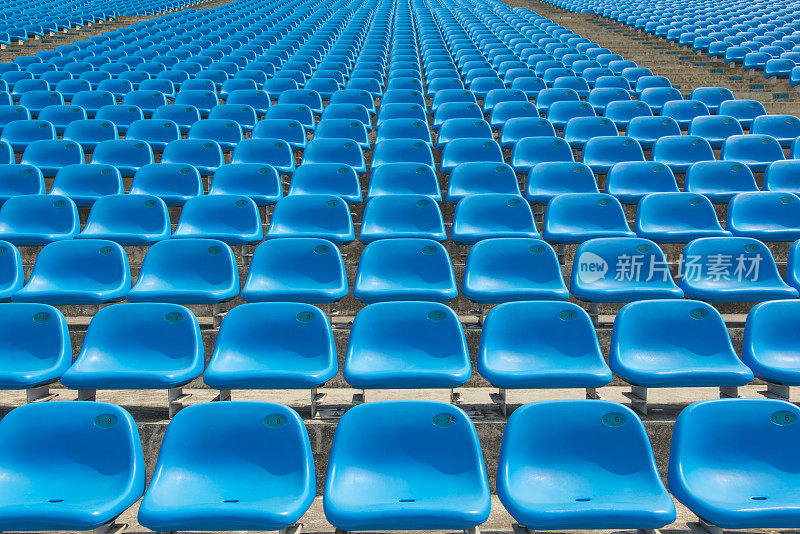 空旷的蓝色塑料体育场座位。