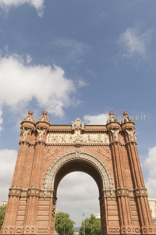 砖砌的凯旋门。西班牙巴塞罗那