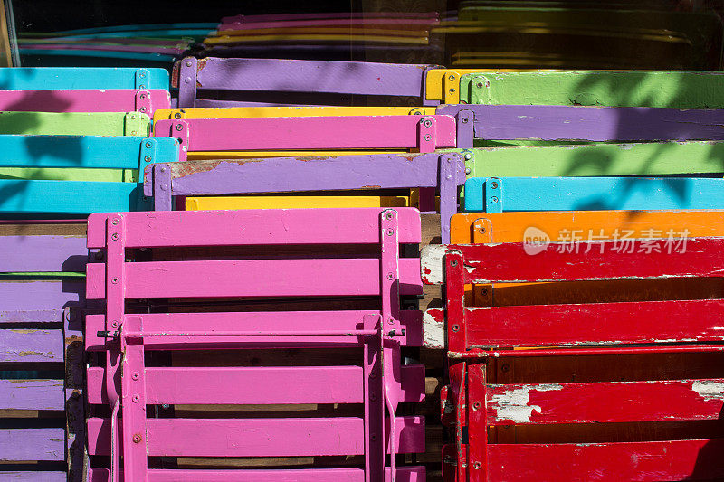 阳光下五颜六色的法国折叠椅