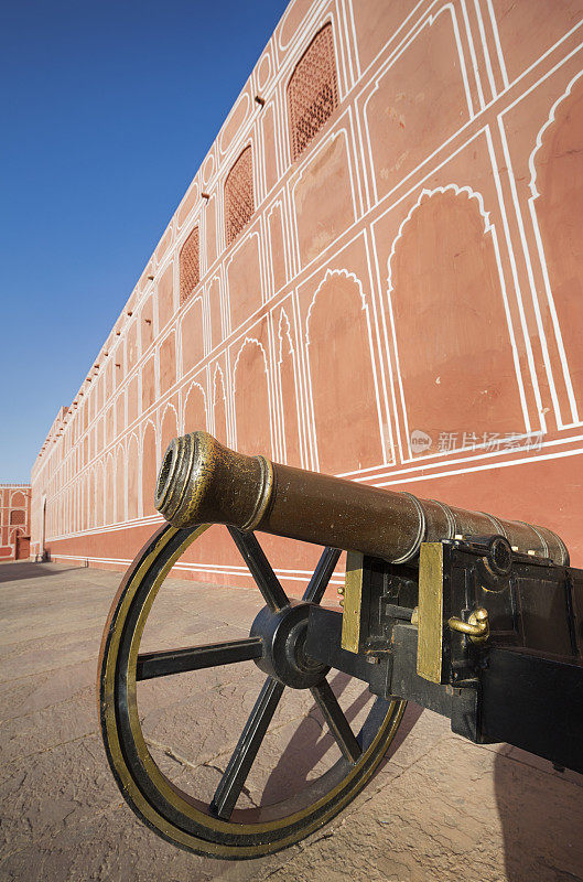 印度斋浦尔城宫殿城墙附近的老大炮