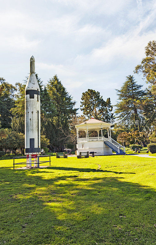 海岛公园，有凉亭和武器展示