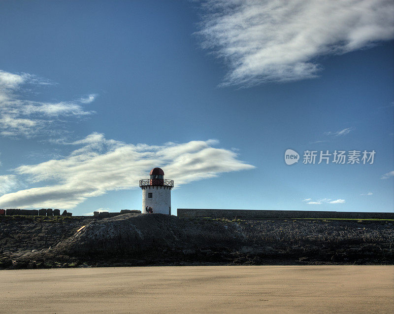 白色灯塔金色海滩前景