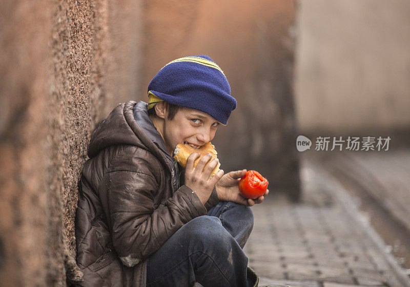 饥饿的孩子在吃面包