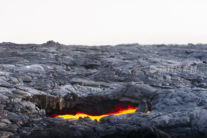 美国夏威夷火山景观中的火山国家公园熔岩管