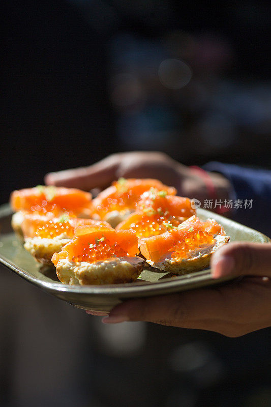 鱼子酱和熏鲑鱼烤饼