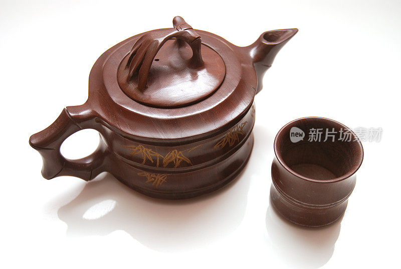 白色背景的中国茶壶