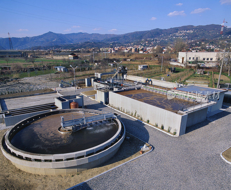 工业污水处理厂以景观为背景，鸟瞰图