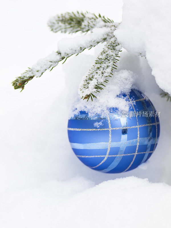 圣诞树上挂满雪花的圣诞彩球