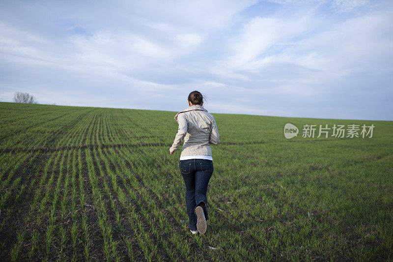 女孩在田野上奔跑