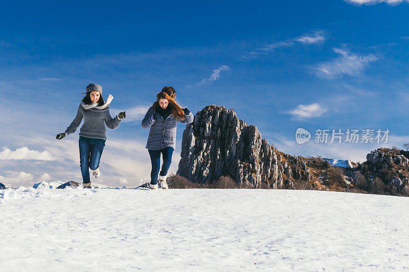 女孩们玩雪玩得很开心