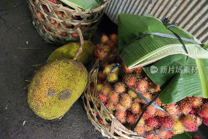 热带水果在印尼农村市场出售