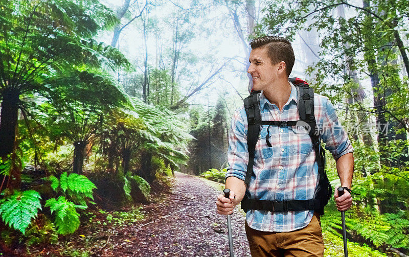 微笑的徒步旅行者在雨林中行走