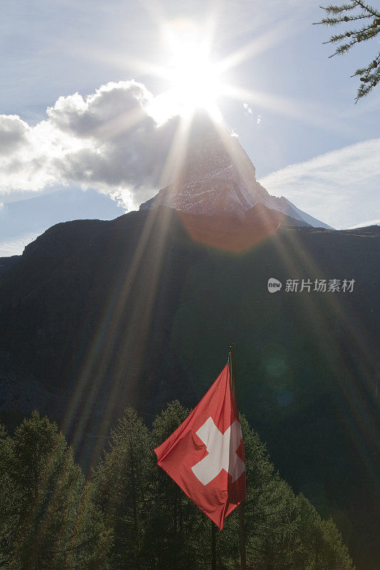 瑞士国旗在泽马特附近的马特洪峰下飘扬