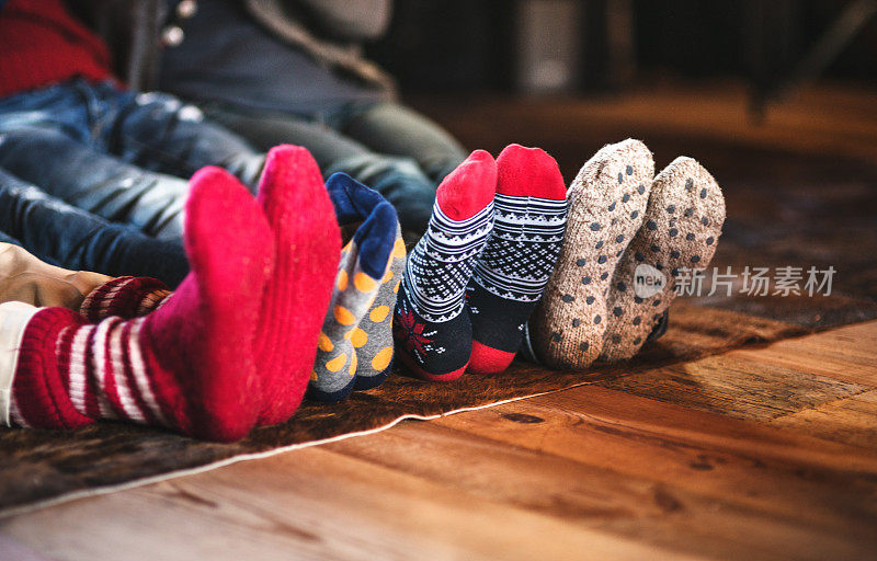 冬天的袜子挂在客厅里过圣诞节