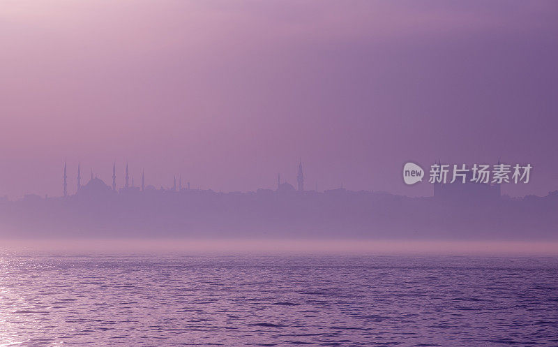 土耳其伊斯坦布尔在雾天的剪影