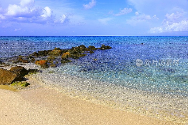 热带天堂:田园般的绿松石加勒比沙滩日出，阿鲁巴，安的列斯群岛