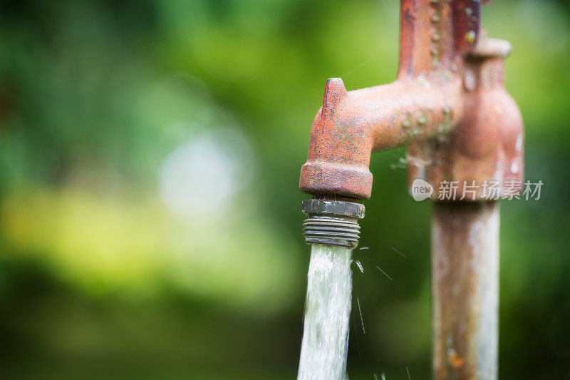 老式水泵与流动的水