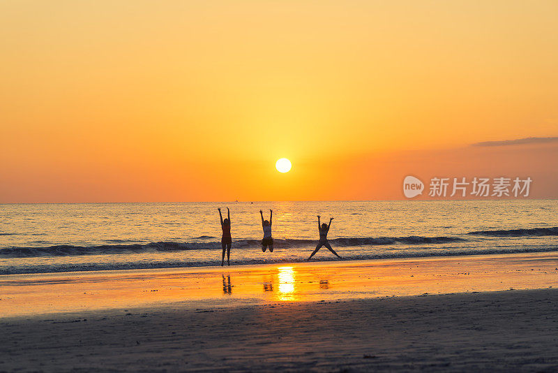 张开双臂拥抱夕阳