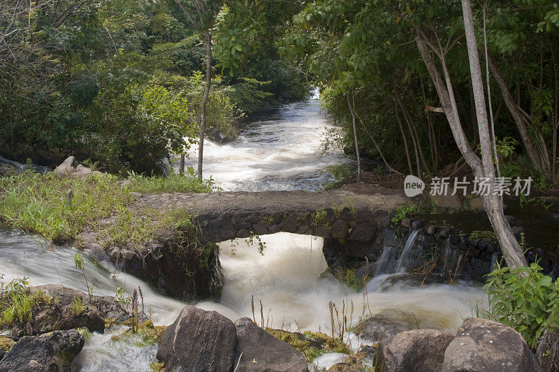 拉洛维兹纳国家公园步道河上的石桥