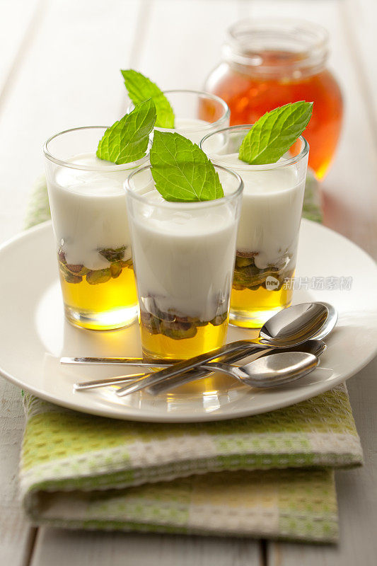 甜点:酸奶与开心果，蜂蜜和薄荷静物