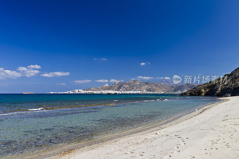 纳克索斯岛海滩，希腊，以城市为背景