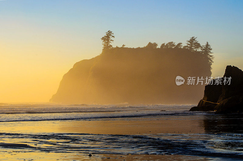 太平洋西北部日落时的海峰剪影