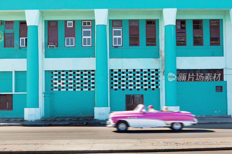 古巴哈瓦那马勒孔大街上的旧车辆