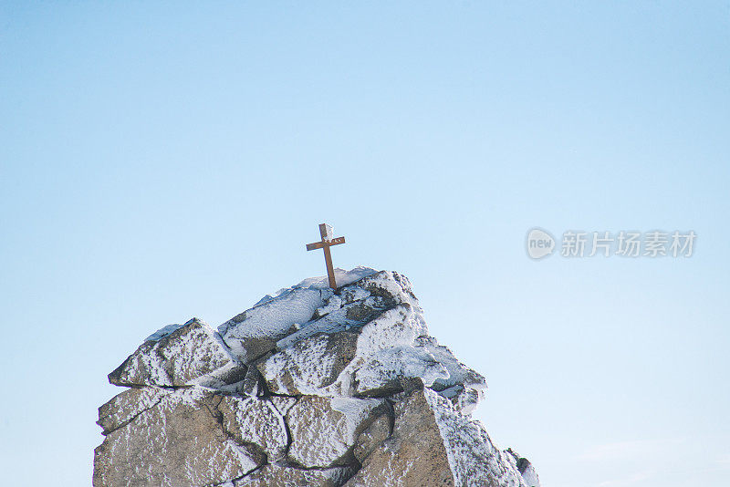 西勒塔尔冰川腹地的雪山山峰