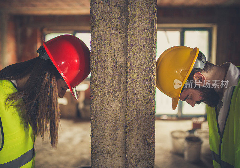 特写的两个竞争建筑工人与安全帽