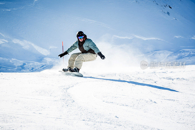 年轻人滑雪