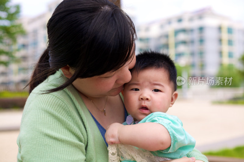 母亲和婴儿在户外