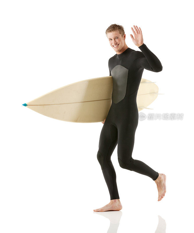 一个冲浪者挥舞着冲浪板的手的肖像