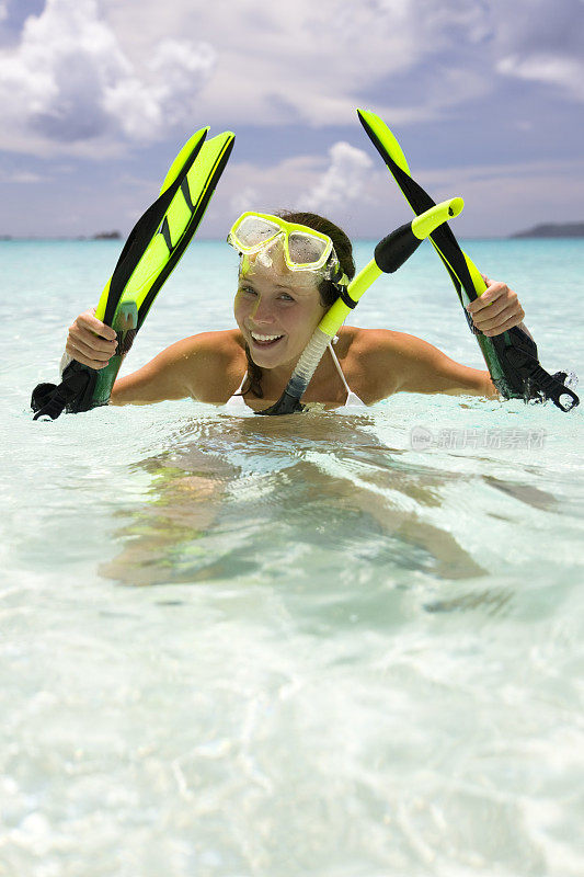 度假女子在加勒比海浮潜