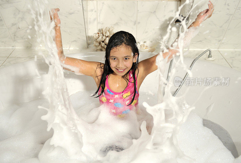 小女孩在浴缸里玩
