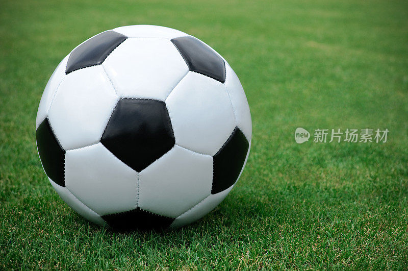 草地上的黑白经典足球