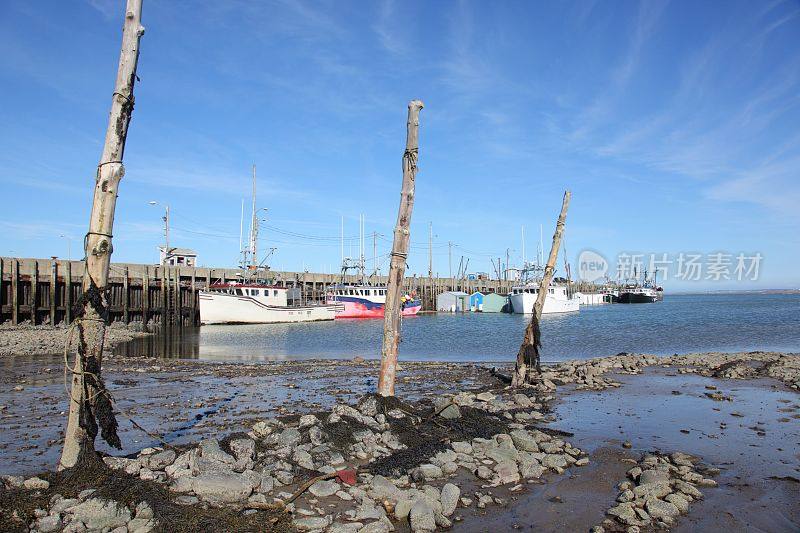 新斯科舍省梅特根码头退潮的船只