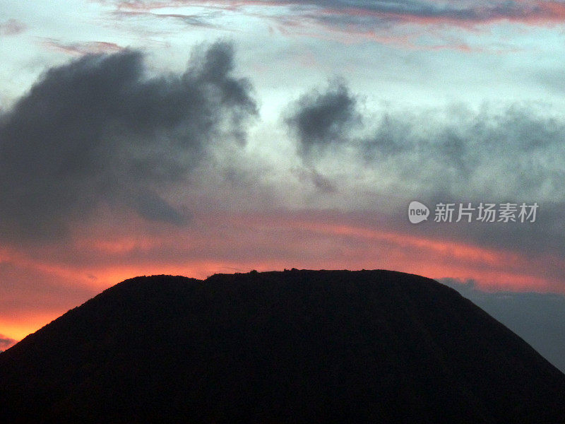 日落时的布罗莫火山口，东爪哇-印度尼西亚