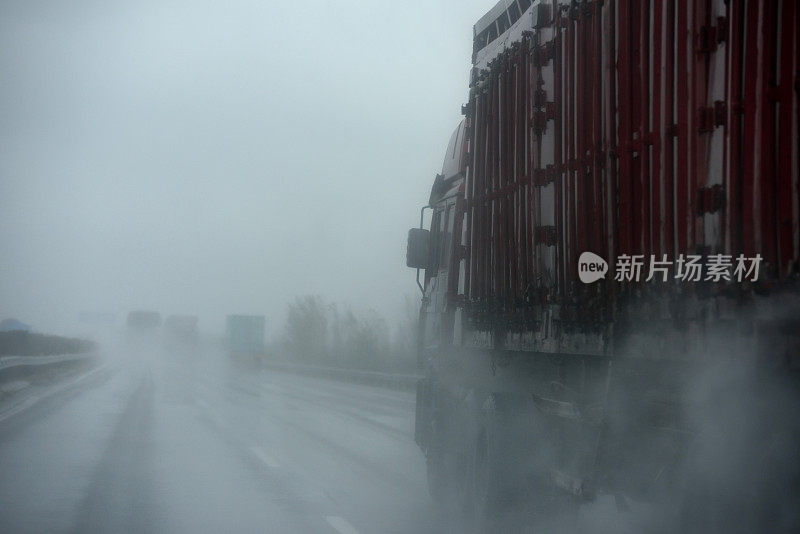 雨中的卡车