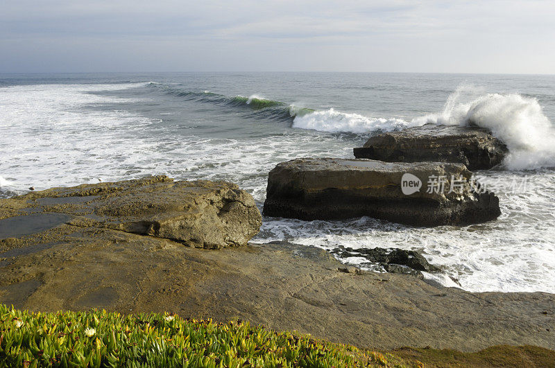 海浪冲击着海岸岩石