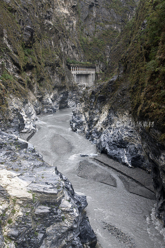 山河在迷雾峡谷中，台湾