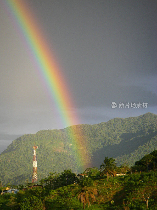 光辉的彩虹在无线电塔和山拉塞巴洪都拉斯