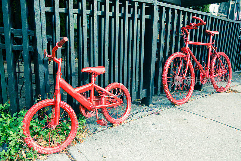 两个红色的自行车