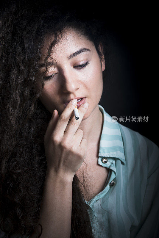 年轻女子在抽烟