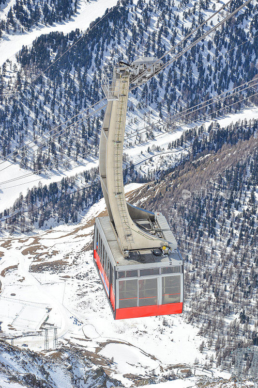 施纳尔斯特尔冰川上的雪山山峰上有贡多拉