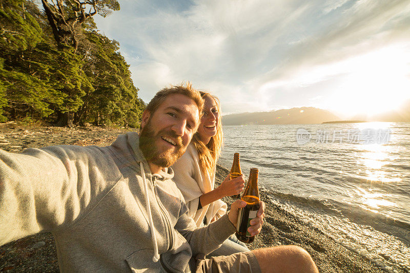 年轻夫妇在湖边喝酒的自画像