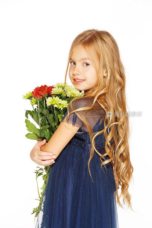 漂亮的小女孩拿着一束花