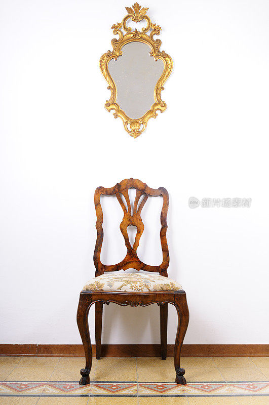 旧金镜和复古椅子