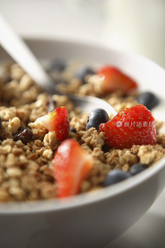 早餐食品:麦片配草莓和蓝莓