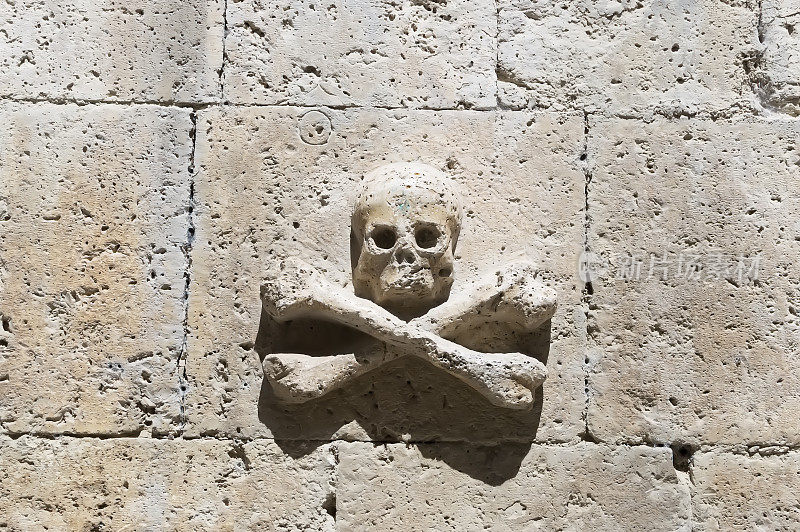 西班牙里昂的一堵石墙上的骷髅